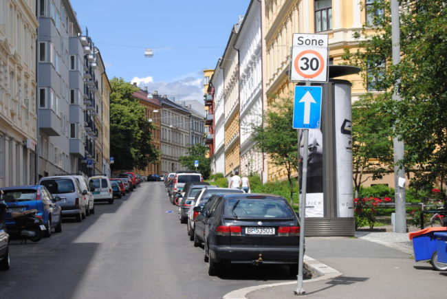 Figur 3. Eksempel på envegsregulert boliggate og 30 km/t fartssone i Oslo (Foto: M. Sørensen).