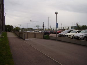 Figur 2: Parkeringsplatser vid två bostadsrättsföreningar i Porslinsfabriken i Göteborg. Foton: Per He