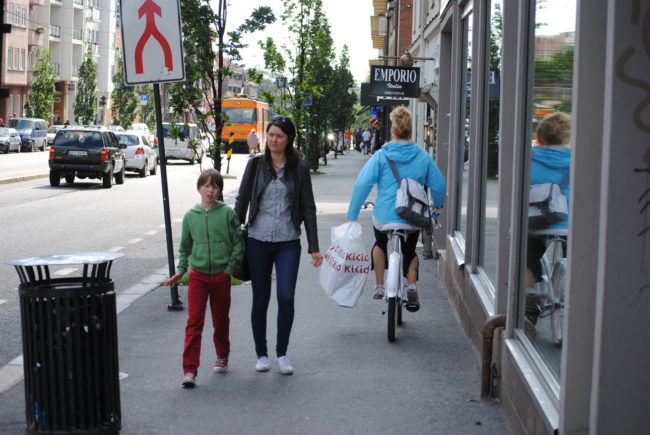 Figur 2. Eksempel på syklist som sykler tett forbi fotgjengere på fortau i Oslo (Foto: M. Sørensen).