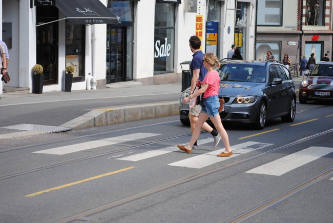 Figur 1. Eksempel på bilist som viker for fotgjengere i fotgjengerfelt i Oslo (Foto: M. Sørensen).