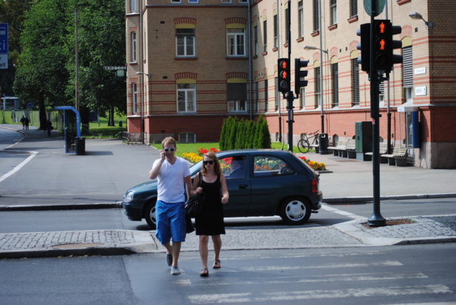 Figur 3. Eksempel på fotgjengere i Oslo som krysser mot rødt lys (Foto: M. Sørensen).