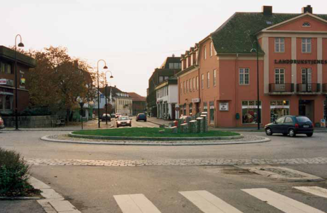 Figur 2: Rundkjøringen i miljøgaten Rakkestad. Foto: Amund Vik.