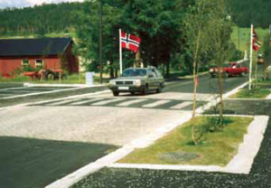 Figur 3: Steinsatte ramper og opphøyd gangfelt i Os. Foto Amund Vik.