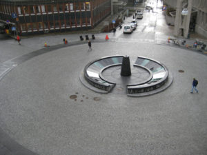 Figur 1. Christiania torg (foto: M. Sørensen) og St. Olavs plass (Lillebye, 2010) i Oslo.