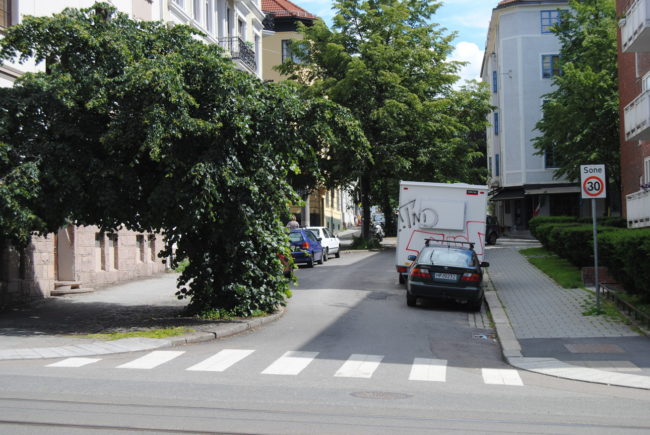 Figur 5. Eksempel på innsnevring og 30 km/t fartssone i boliggate i Oslo (Foto: M. Sørensen).