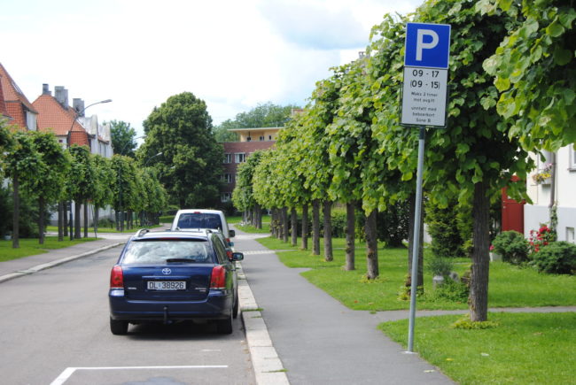 Figur 4. Eksempel på parkeringsregulering i boliggate i Oslo (Foto: M. Sørensen).
