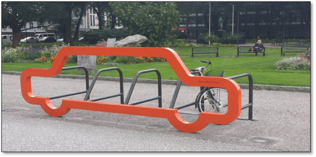 Fotoet viser et sykkelstativ, som har formes av en bil p&aring; den ene side.