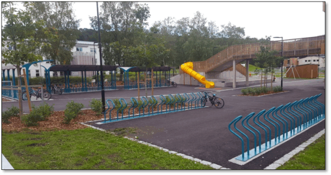 Foto som viser mange sykkelstativer tilknyttet Steinkjer skole