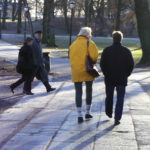 bilde av mennesker som går på parkvei