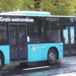 Foto av buss med teksten GRATIS SENTRUMSBUSS over døren