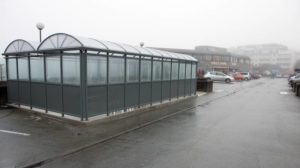 Figur 12. Sykkelkarusell (Duun og Weum 2008) og sykkelparkeringshus (Munkvik 2013) ved Stavanger stasjon.