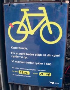 Figur 8: Merking av sykler i København og Roskilde om at sykkelen blir fjernet dersom merket ikke fjernes. Kilde: Andersen m.fl. 2012, Trafiks