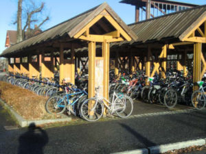 Figur 10: Eksempler på overdekket innfartsparkering for sykkel ved Kolbotn stasjon der det er plass til ca. 20 sykler og ved Ås stasjon der d