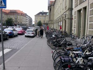 Figur 9: Sykkelparkering i Århus før og etter at en sykkelparkeringsinspektør har ryddet opp. Kilde: Celis 2011.
