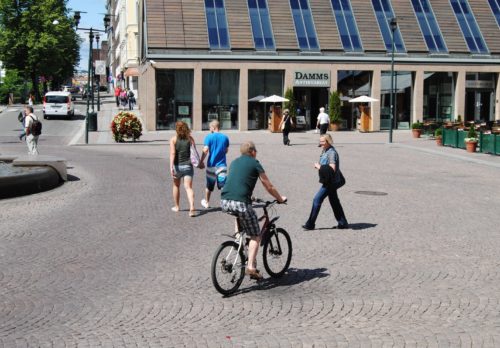 Figur 6: Sykling på Christiania torg i Oslo som ligner shared space (Foto: M. Sørensen).