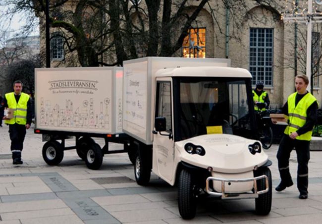 Fotoet viser varelevering med elektrisk varebil med henger (spesialtilpasset liten varebil) i Gøteborg.