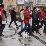 bilde av en gruppe mennesker som går over gaten