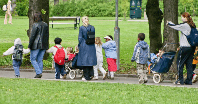 Fotoet viser en barnehage som er på tur i en park.