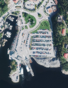 Figur 2: Innfartsparkering ved Kleppestø kai, Askøy kommune. Kommunen vurderer å flytte parkeringen inn