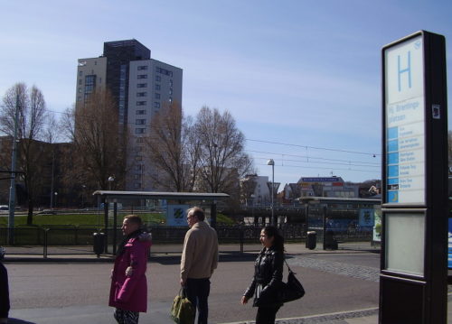Figur 1: Hjalmar Brantingsplatsen i Göteborg utgör en viktig kollektivtrafikknutpunkt för både spårvb title=