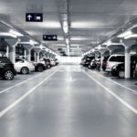 Bilde av biler parkert i et parkeringshus.