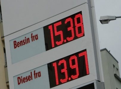 Bilde av skilt som viser prisen til drivstoff ved en bensinstasjon.