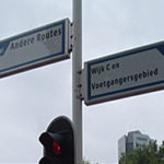 bilde av skilt som viser retning til vei for tungtrafikk på nederlandsk.