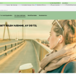 bilde fra forsiden på nettsiden hjem jobb hjem, av en kvinne som står ved en vei på en bru.