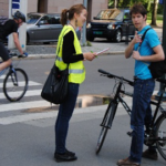 Foto av en person som intervjuer en syklist.