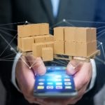 Grafikk av en mann som holder en telefon med svevende paller med papp bokser på som flyter over mobilen med logistikk streker rundt.