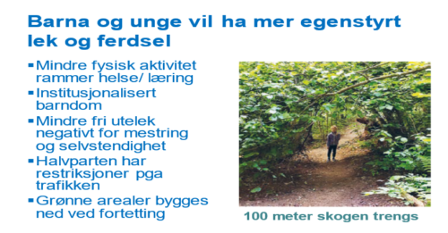 Foto av et lite barn på en sti gjennom et skogholt. Tekst på siden av fotoet henviser til at barn vil ha mer egenstyrt lek og ferdsel.