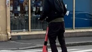 toet viser en mann som står på en elektrisk sparkesykkel.