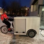 Fotoet viser en tre-hjuls lastesykkel på vinterføre.