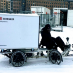 bilde av en person som sitter på en elektrisk lastesykkel i et snølagt område.