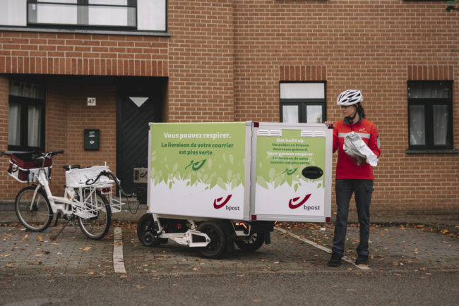 Fotoet viser en sykkel, med en påkoblet elektrisk henger.