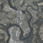 Satelittbilde av en elv som går gjennom et bebygd område.