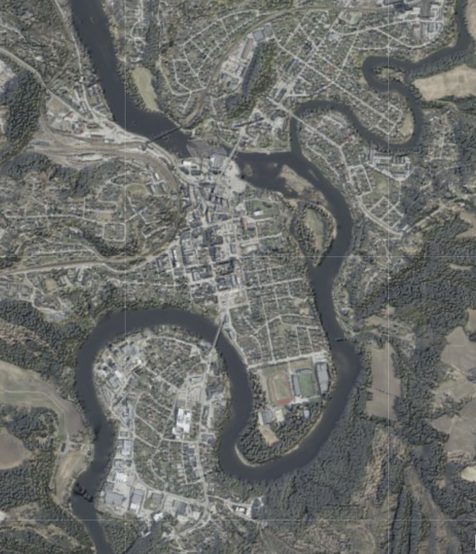 Satelittbilde av en elv som går gjennom et bebygd område.