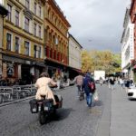 Bilde av personer som sylker og går i by miljø