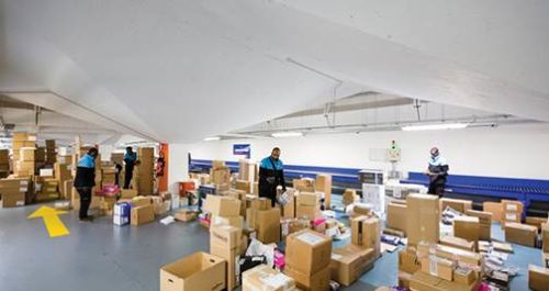 og ett foto som viser mennesker som sorterer pakker i en stor hall