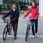 To personer som leier hver sin sykkel