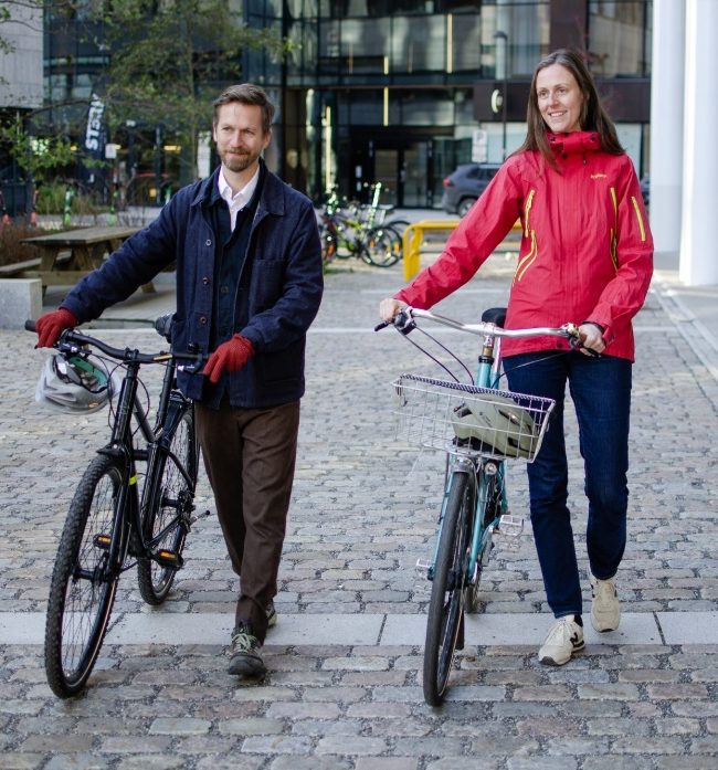 To personer som leier hver sin sykkel