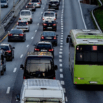 Foto av en motorvei med et kollektivfelt