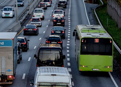 Foto av en motorvei med et kollektivfelt
