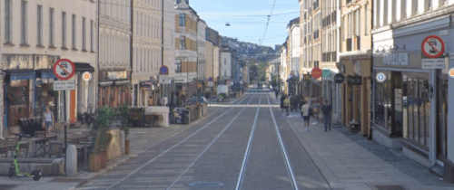 foto av Thorvald Meyersgate (Oslo), etter at den ble oppgradert til en kollektivgate.