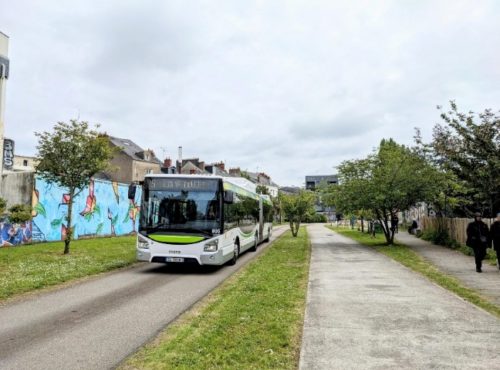 Fotoet viser en buss kjørende på en kollektivgate.