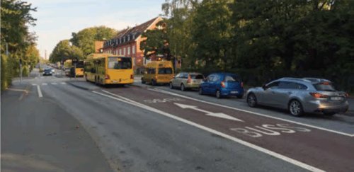 Fotoet viser et bilde av en vei der midtfeltet i veien er markert som et reversibelt bussfelt.