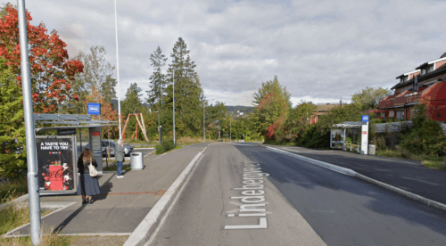 Figuren viser to fotoer av bussholdeplass, før og etter oppgradering med utvidet plattformareal.