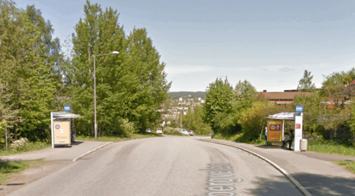 Figuren viser to fotoer av bussholdeplass, før og etter oppgradering med utvidet plattformareal.