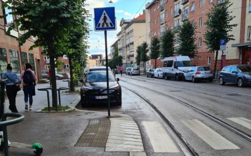 Figuren viser foto før utbedring av siktlinje før et gangfelt.