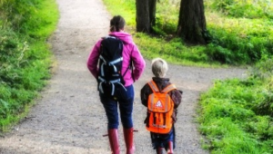 Fotoet viser en voksen og et barn som er på gåtur.